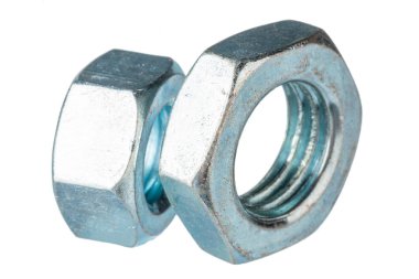 Metal cevizler beyaz arkaplanda izole