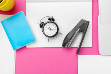Renkli arkaplandaki ofis aksesuarlarını kopyala. Yukarıdan görünüm