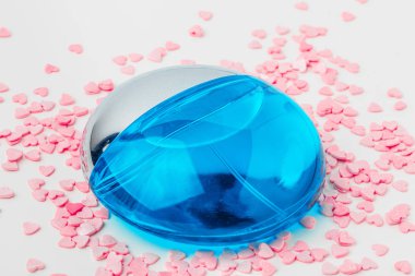 Kırmızı kalpli bir şişe parfüm.