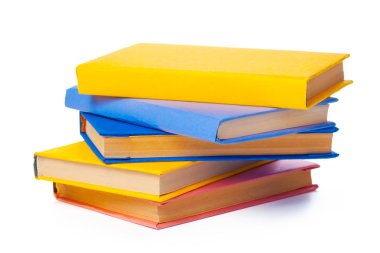 Beyaz arkaplanda izole kitap yığını