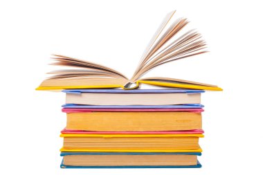 Beyaz arkaplanda izole kitap yığını