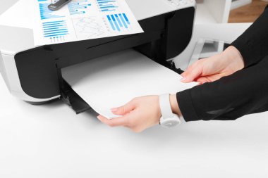 Belgeyi taramak ve yazdırmak için yazıcıyı kullanan kadın