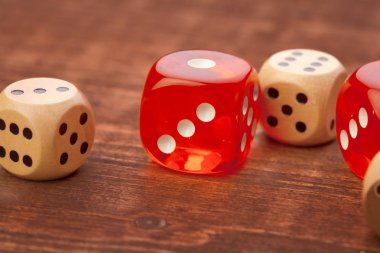 Tahta masadaki zarlar. Kumarhane oyunları için arka plan.