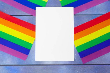 Ahşap arka planda parlak gökkuşağı gay bayrağı ve boş alan
