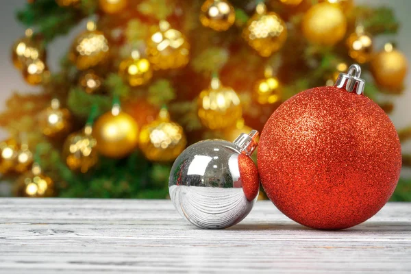 Kerstballen Houten Tafel Tegen Versierde Kerstboom Onscherpe Achtergrond — Stockfoto