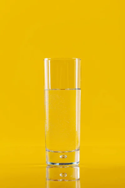 Glas Water Gele Achtergrond Gezonde Levensstijl — Stockfoto