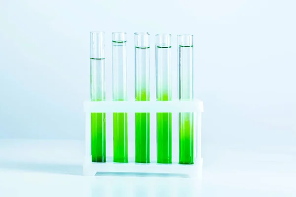 Zöld Folyadékok Kémcsövekben Kémiai Laboratóriumi Közelről — Stock Fotó