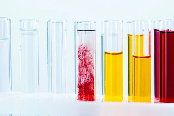 Verschiedene Laborgläser Mit Farbigen Flüssigkeiten Nahaufnahme — Stockfoto