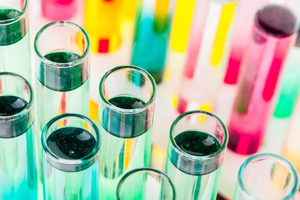 Laboratuvarda Natürmort Renkli Kimyasallar Ile Test Tüpleri — Stok fotoğraf