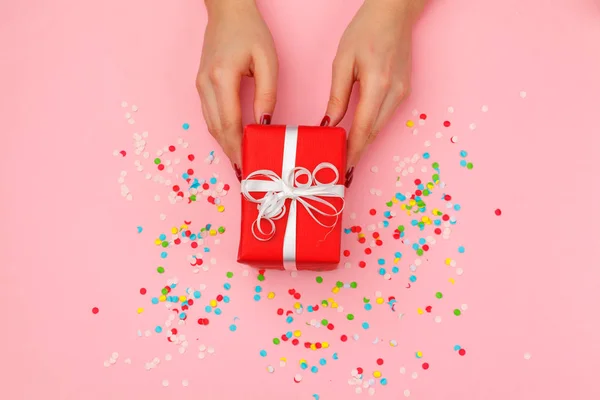 Mujer Sosteniendo Caja Regalo Sobre Fondo Color —  Fotos de Stock