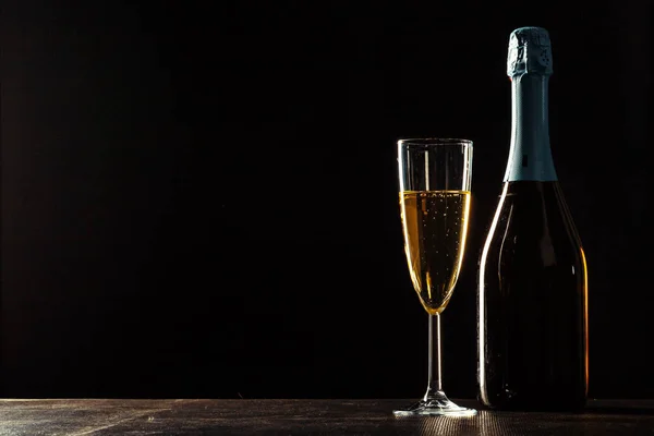 Bottiglia Champagne Bicchieri Sfondo Scuro — Foto Stock