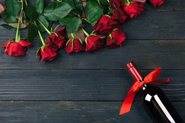 バレンタインデーのグリーティングカード 木製のテーブルの上に赤いバラの花 ワイン ギフトボックス — ストック写真