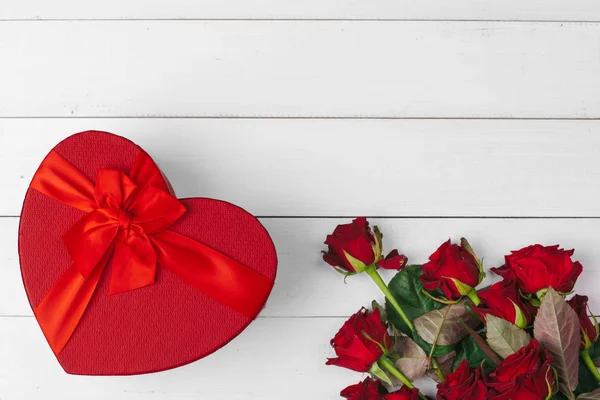 Valentijnsdag Rode Rozen Geschenkdoos Houten Tafel — Stockfoto