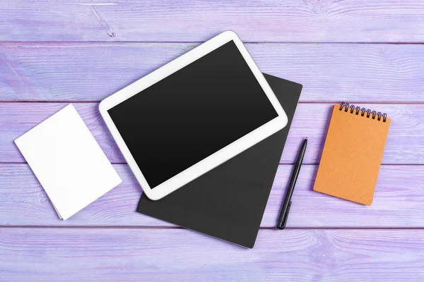 Tableta Digital Oficina Bloc Notas Sobre Fondo Madera Púrpura — Foto de Stock