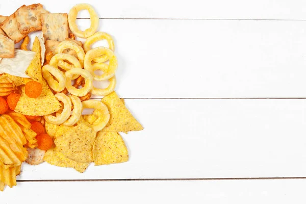 Mezcla Snacks Pretzels Galletas Saladas Patatas Fritas Nachos Sobre Mesa — Foto de Stock