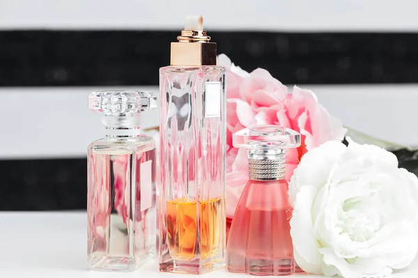 Flaschen Parfüm Mit Blumen Auf Weißem Hintergrund — Stockfoto