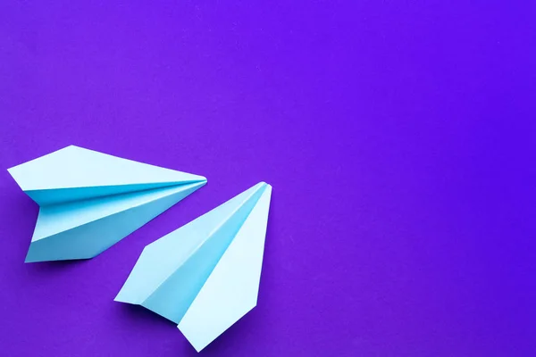 Avión Papel Blanco Sobre Fondo Púrpura — Foto de Stock