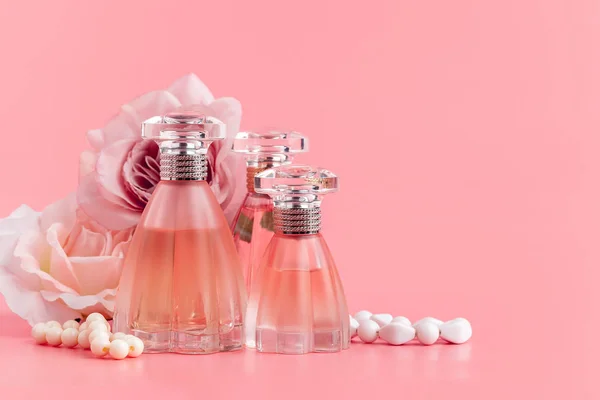 Parfümflasche Mit Rosen Auf Rosa Stoff Hintergrund — Stockfoto