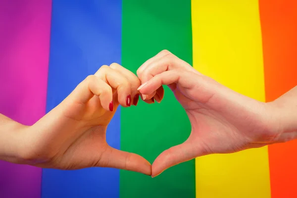 ゲイのプライドでハートサインをする手 Lgbtの虹の旗 — ストック写真