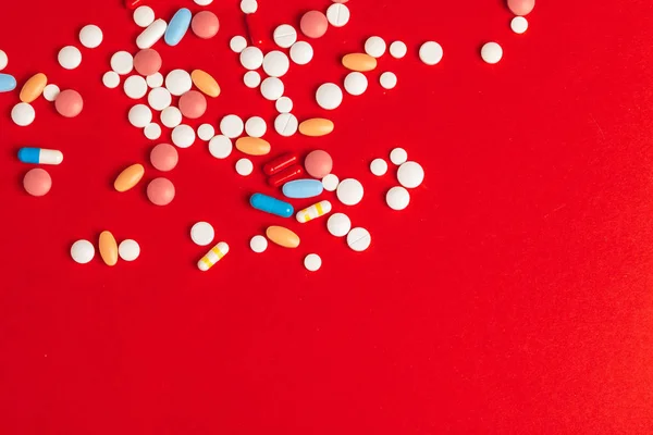 Bílé Pilulky Vylévání Svržené Bílé Láhve Červeném Pozadí — Stock fotografie