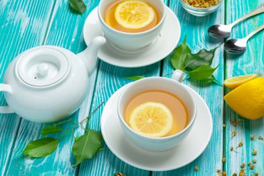 Mavi arka planda sağlıklı bitki çayı