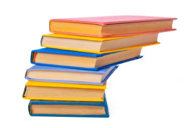 Beyaz arkaplanda izole kitap yığını