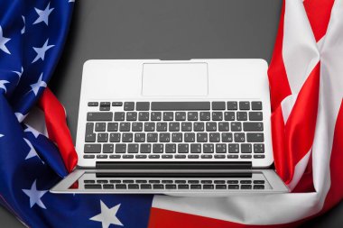 Ofis masası üst görünümünde ABD bayrağı ve dizüstü bilgisayar