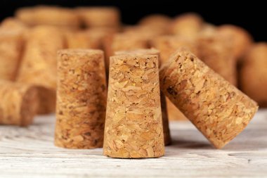 Tahta masadaki şarap mantarları.