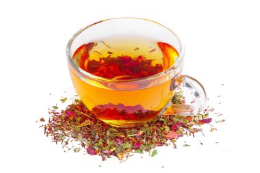 Bardakta siyah çay. Nane ve çay yaprakları. Beyaz, izole arkaplanda