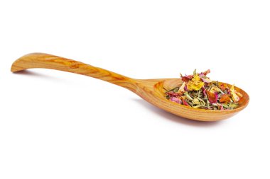 Tahta kaşıkta kurutulmuş çay, beyaz kaşıkta izole edilmiş.