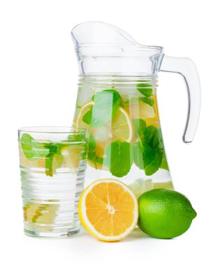 Beyaz arka planda izole edilmiş ev yapımı limonata sürahisi
