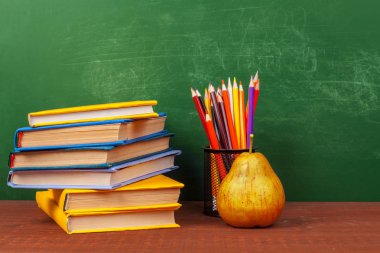 Kırtasiye malzemeleri ve karatahtayla Okul Konseptine Dönüş