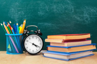 Okul malzemeleri. Mutfak eşyaları ve çalar saat yazma. Kavramı çalışma zamanı