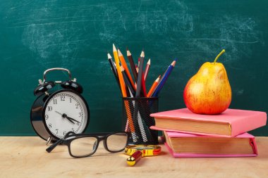 Okul malzemeleri. Mutfak eşyaları ve çalar saat yazma. Kavramı çalışma zamanı
