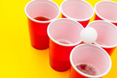 Oyun kupaları masada bira pong