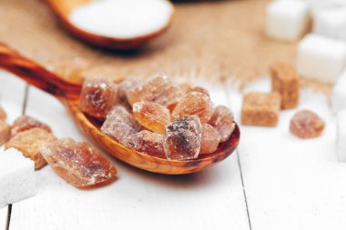 Kaşık içinde çeşitli şeker çeşitleri