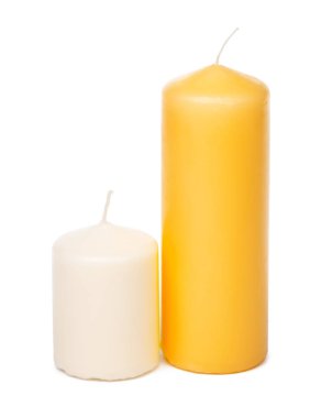 beyaz arkaplanda farklı boyutlarda mumlar 