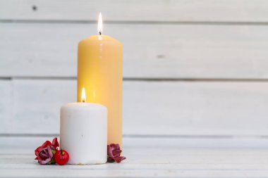 evde yanan mumlar ahşap masada.