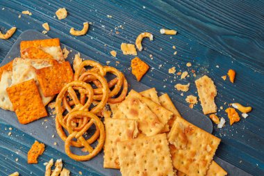 Bira için ahşap arka planda geniş çerez seçimi