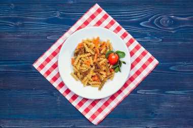 Koyu mavi ahşap arka plan üzerinde ham İtalyan makarna, üst görünüm