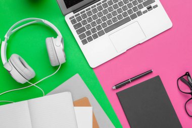 Masa üstü görüntü aksesuarları ofis masa arkası kavramının hava görüntüsü. Çeşitli nesnelerin düz uzantısı 