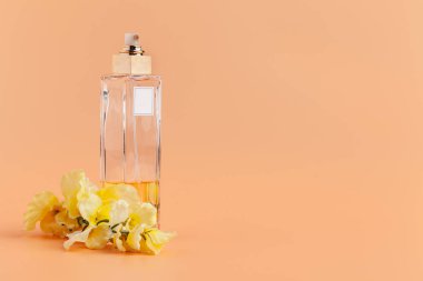 Bej arka planda çiçek yapraklı parfüm şişeleri