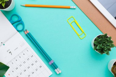 Çalışma masasının en üstteki görünümü düz dizayn ofis gereçleri takvimi