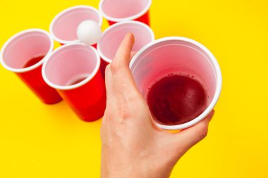 Oyun kupaları masada bira pong