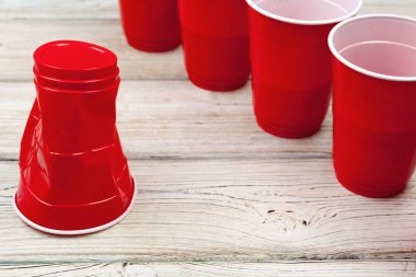 Oyun kupaları masada bira pong