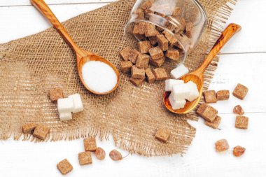 Kaşık içinde çeşitli şeker çeşitleri