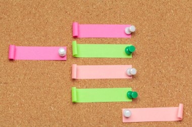 Mantar arkaplanındaki boş alan ve raptiyeli renkli yapışkan notlar