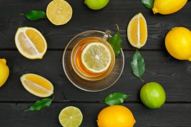 Limonlu limon çayı ve ahşap masa.