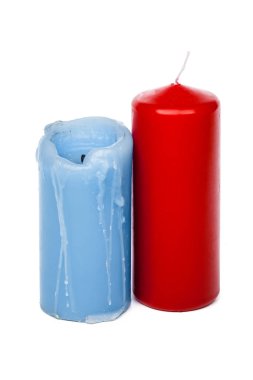 Balmumu renkli mum beyaz arkaplanda izole edilmiş.