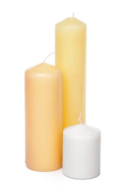 beyaz arkaplanda farklı boyutlarda mumlar 